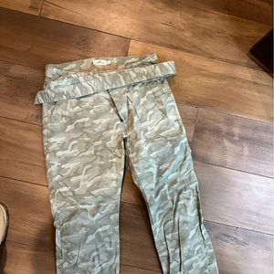 Barely worn, raw edge straight leg cano pants from Vineyard Vines